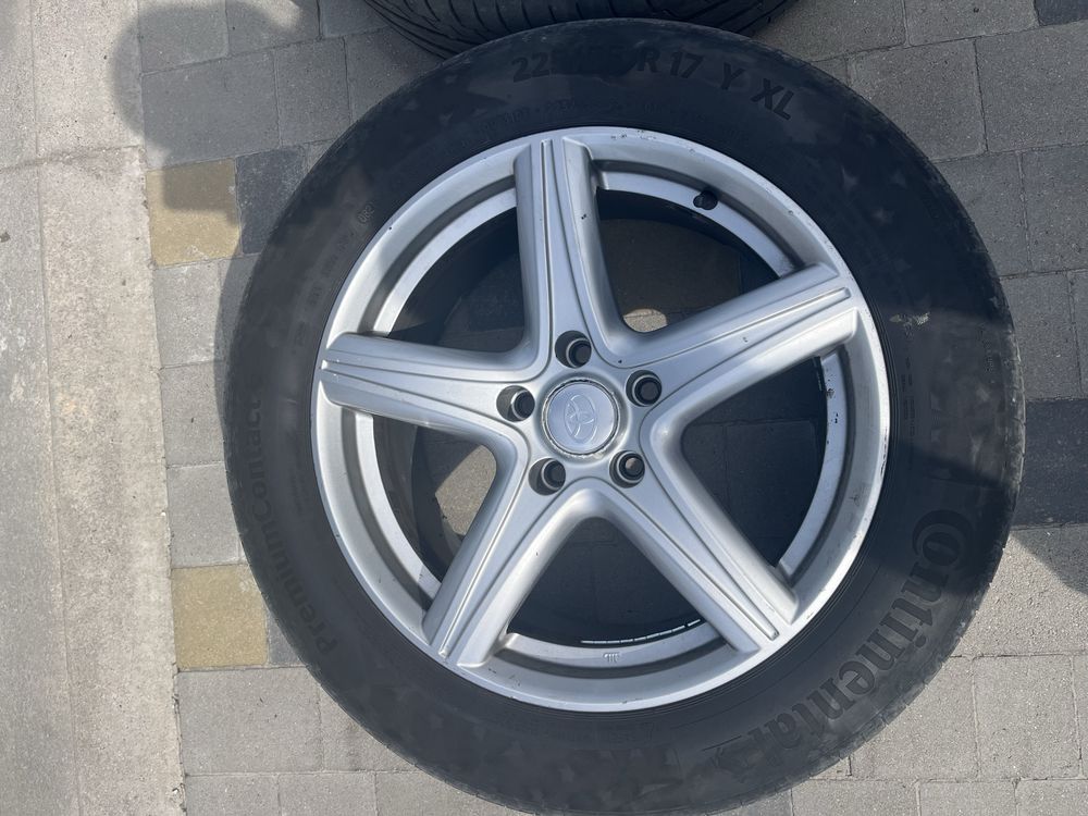 Колеса в сборе 225/55R17 разболтовка 5х114,3 Toyota