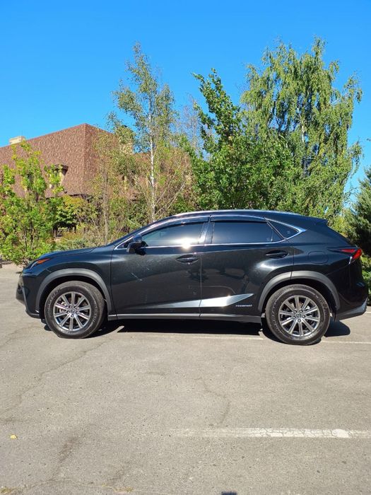 Продаю Lexus nx 300h