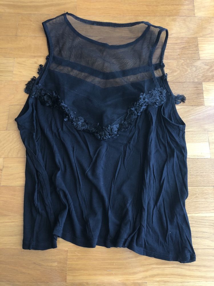 Blusa preta com parte transparente