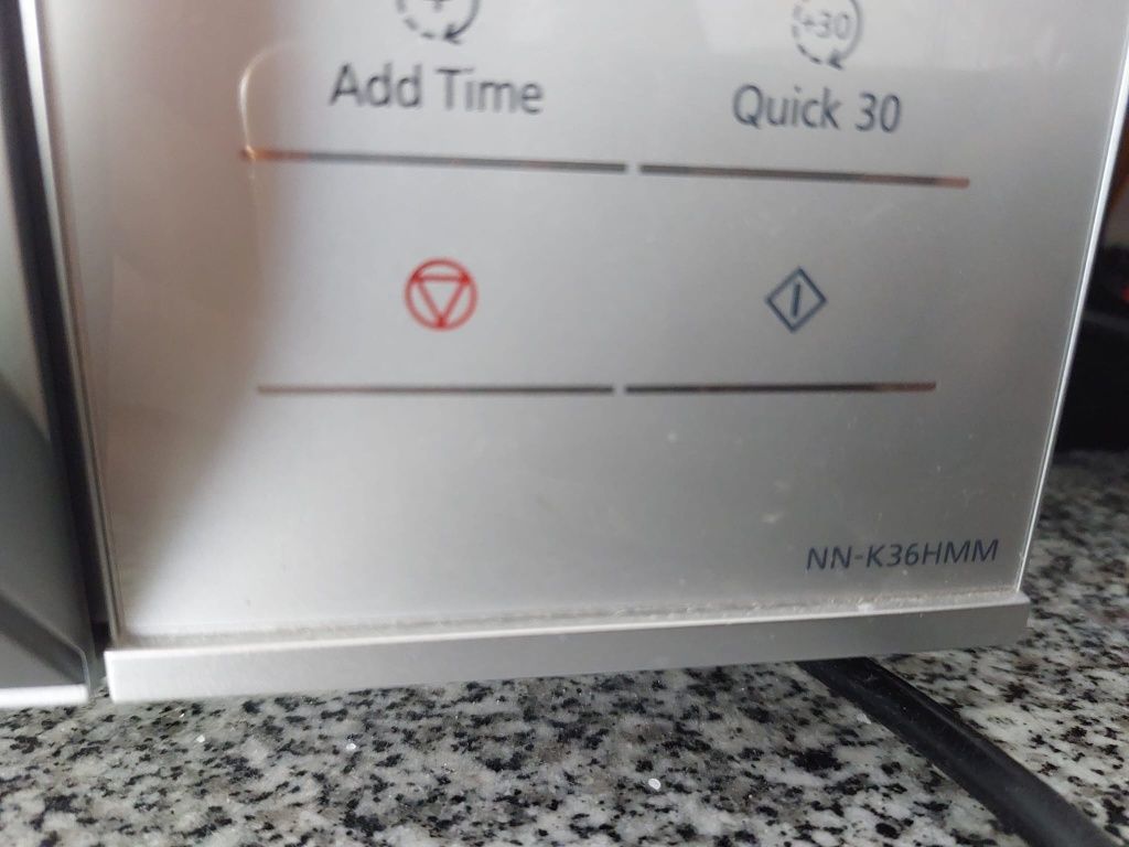 Microondas com Grill e 800W de potência Panasonic 23L NN-K36HMM