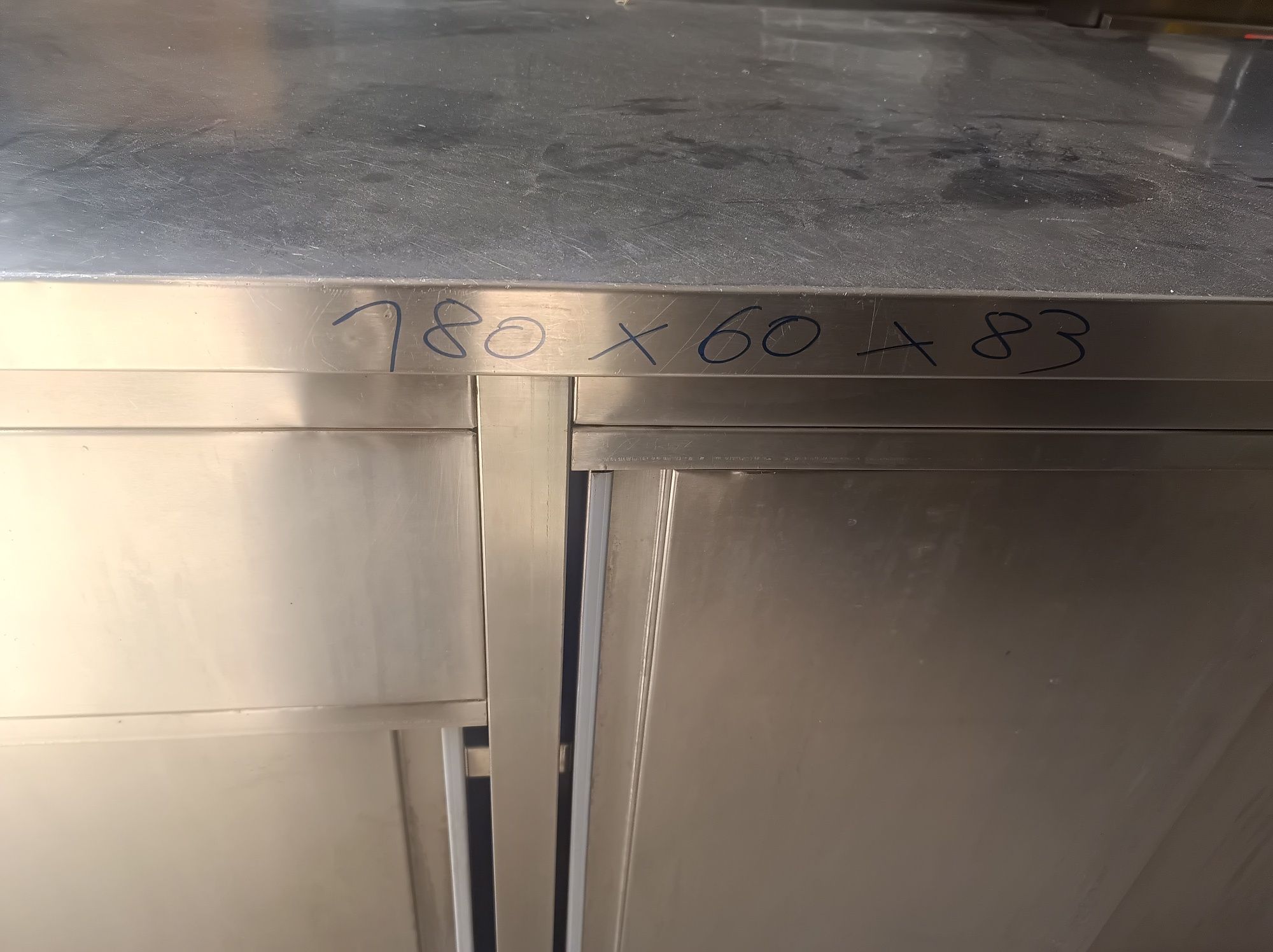 Bancada inox com portas e gavetas dos dois lados