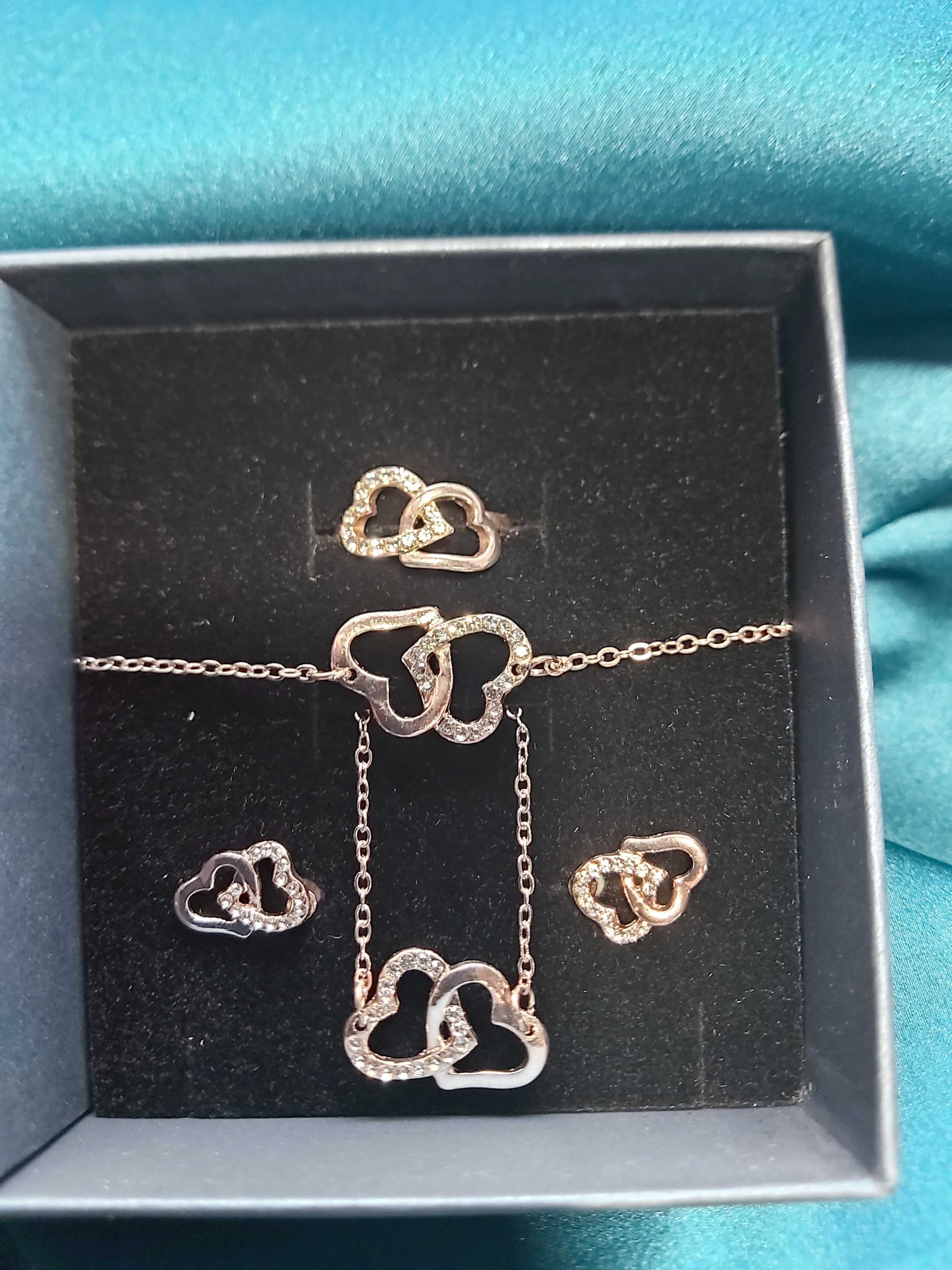 Nowy komplet biżuterii w ozdobnym pudełku różowe złoto serduszka