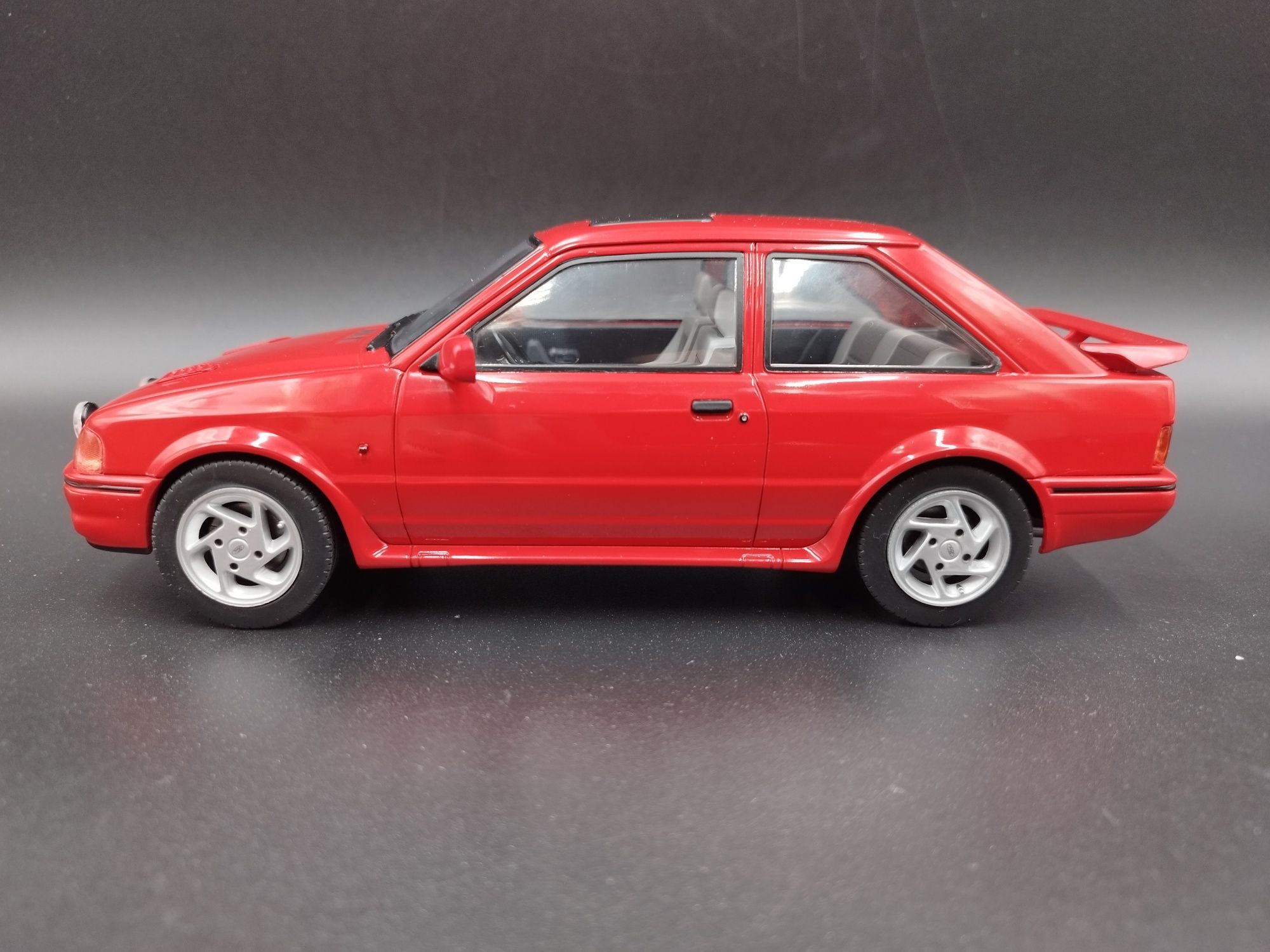 1:18 MCG Ford Escort  RS Turbo S2 Red model  nowy