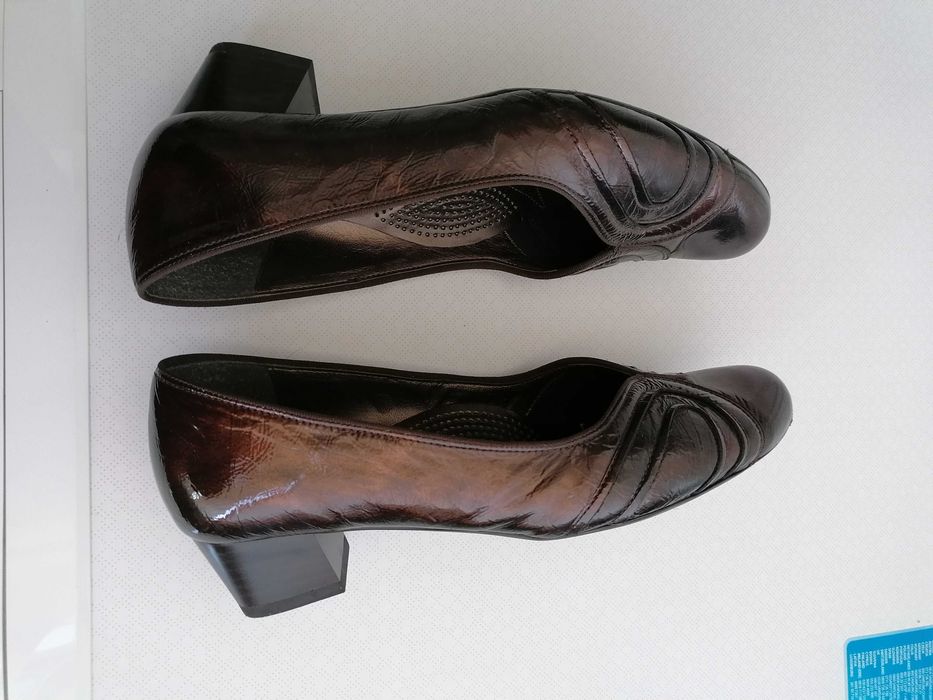 Sapatos de verniz da ARA Shoes