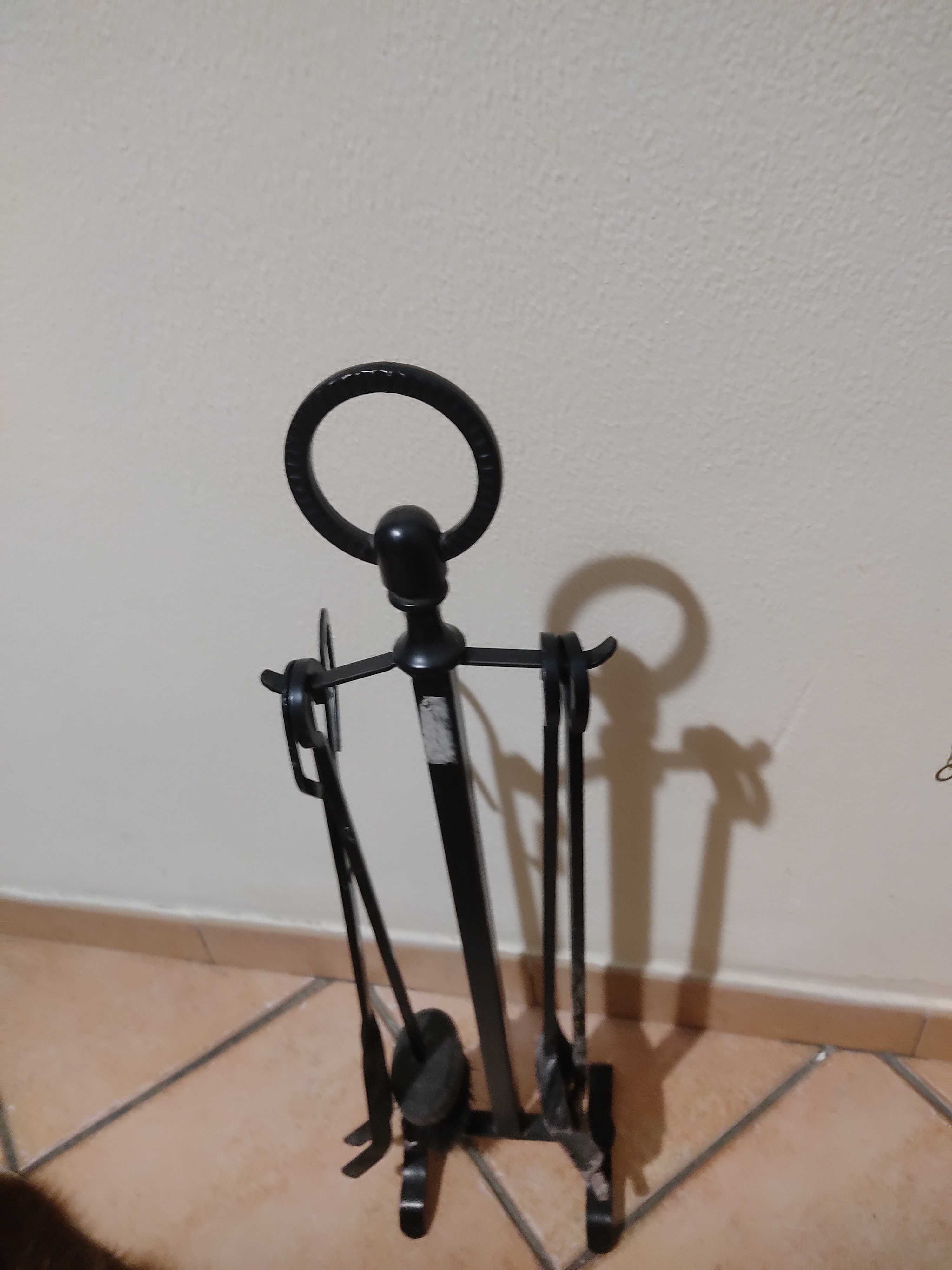 Acessórios para lareira, em preto, com suporte