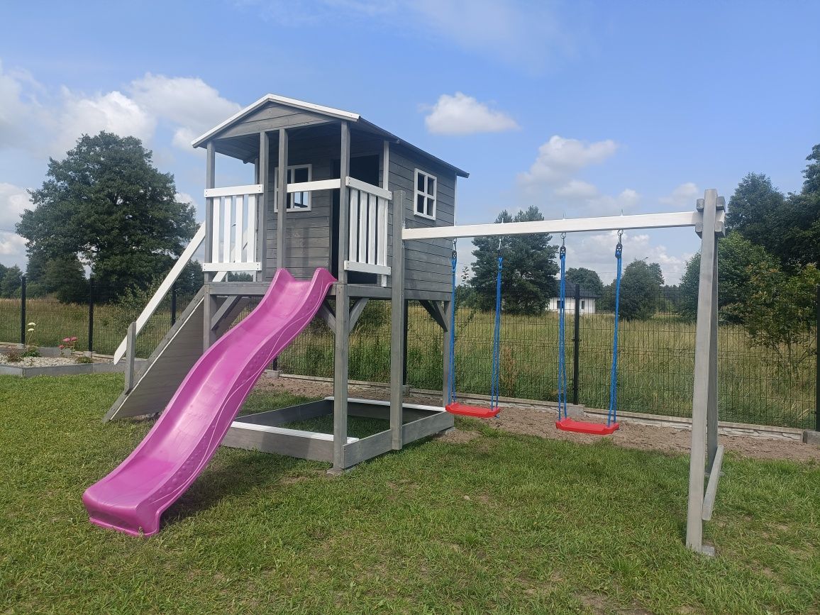 Plac zabaw, domek dla dzieci, domek drewniany, huśtawka, zjeżdżalnią,