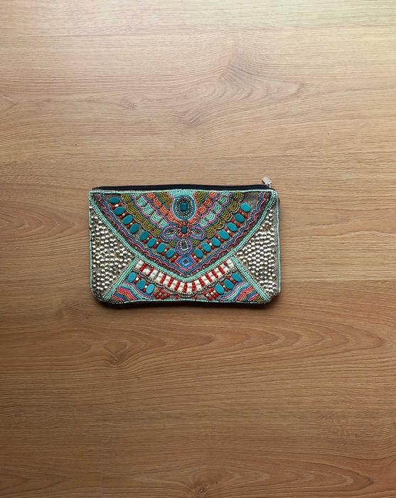 Clutch / bolsa missangas8 muito vistosa e prática. Marca Atmosphere.