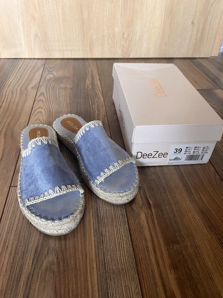 Niebieskie klapki boho na platformie