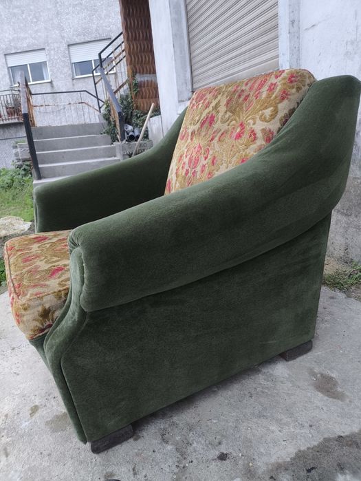 Poltrona vintage verde com estofo em veludo e padrão floral