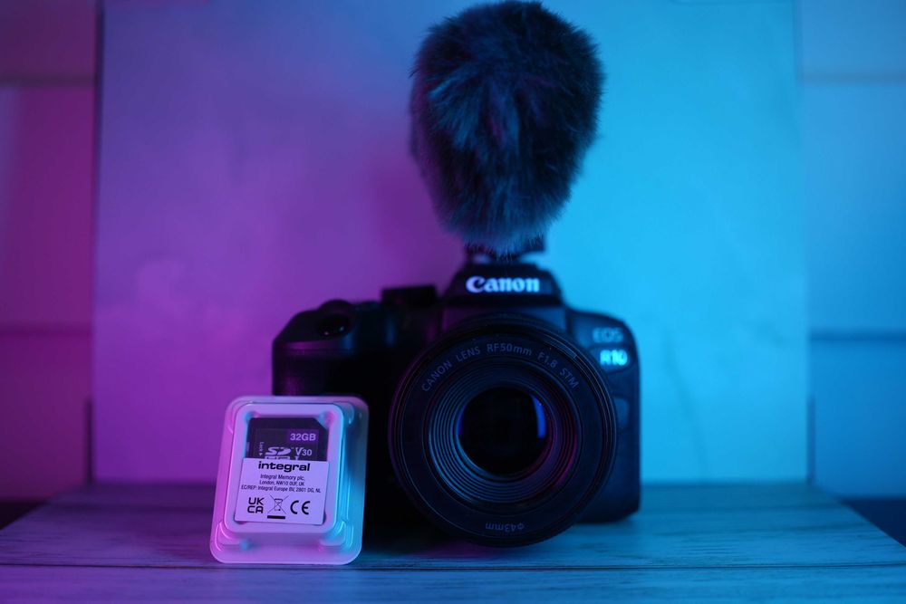Canon R10 com objetiva RF 50mm, microfone, cartão 32GB e bolsa