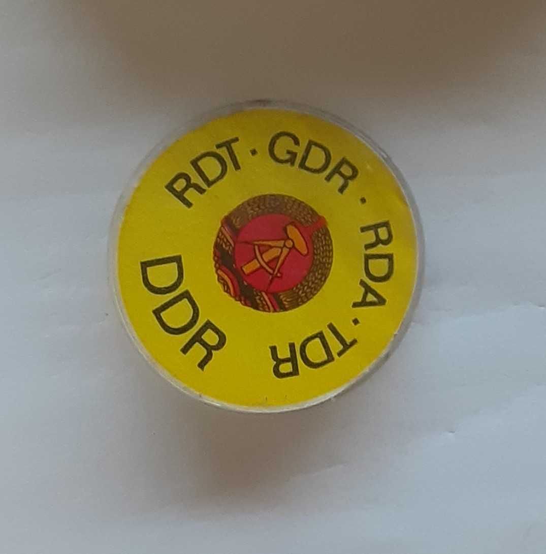 Para colecionadores: pins e alfinetes dos anos 70