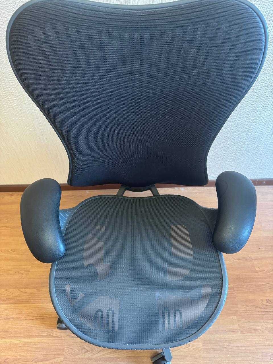 Крісло Herman Miller Mirra 2