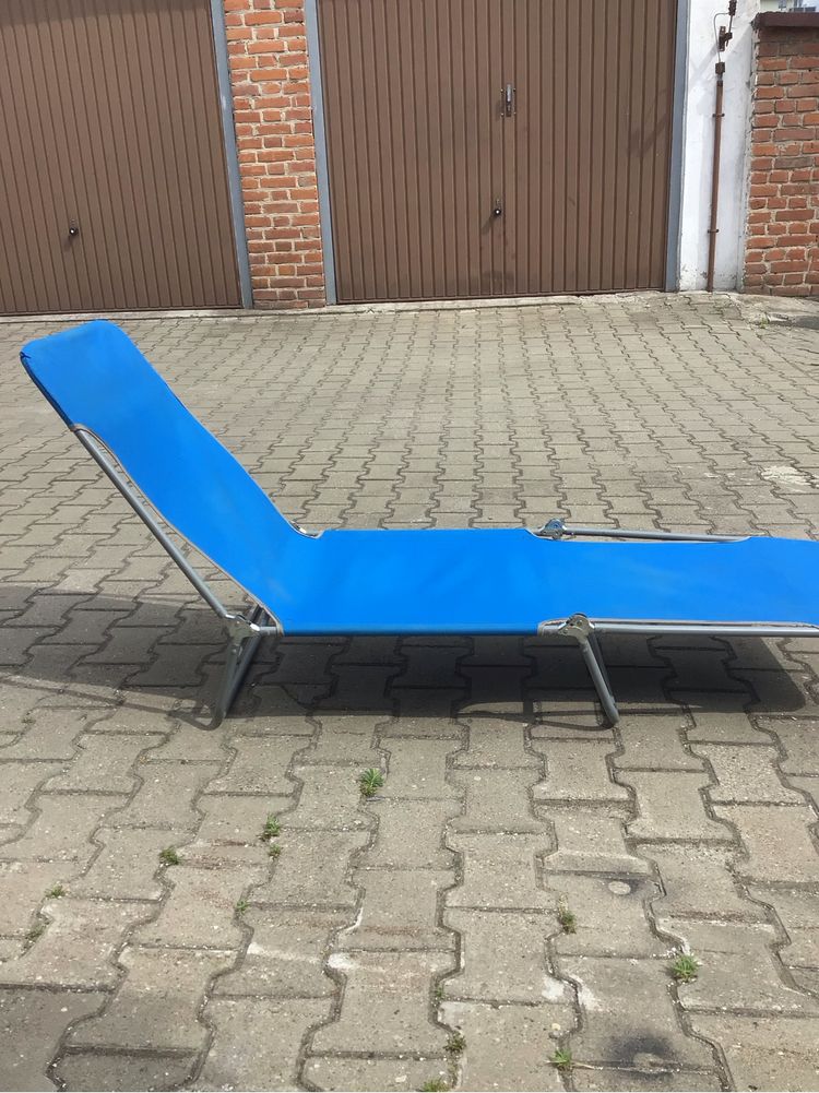 Leżak skladany na metalowym stelażu.