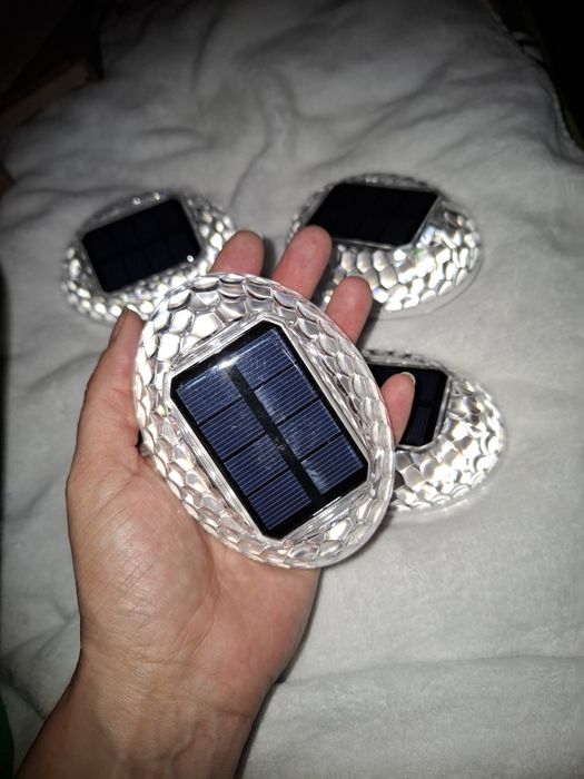 Настінні світильники на сонячній панелі.