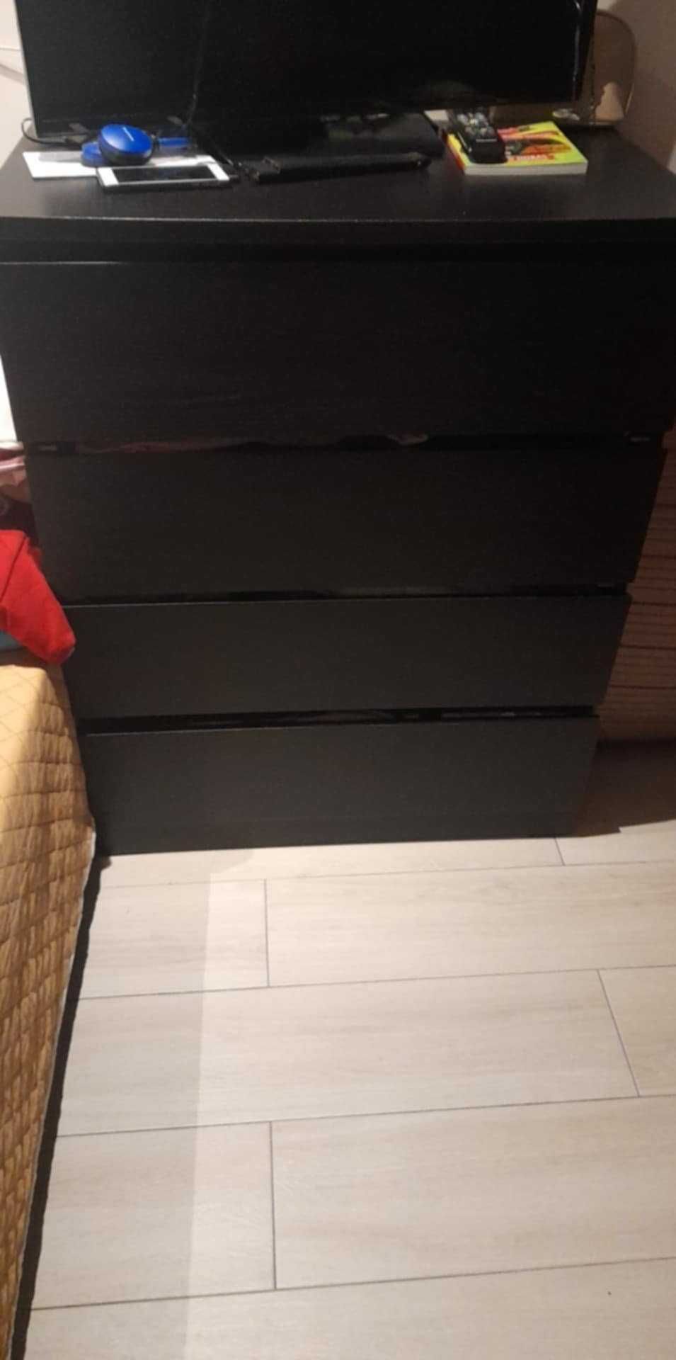 Cómoda preta c/ 4 gavetas