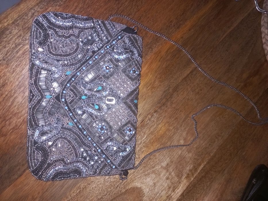 Ozdobna torebka na łańcuszku