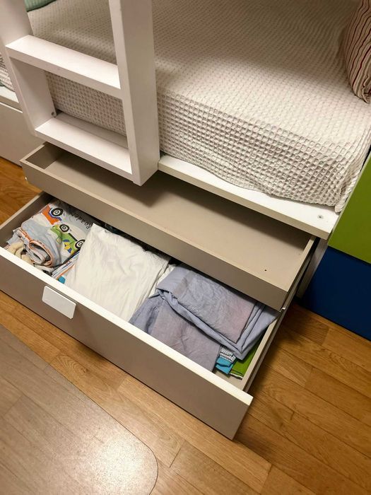 Beliche com arrumação e colchões incluídos