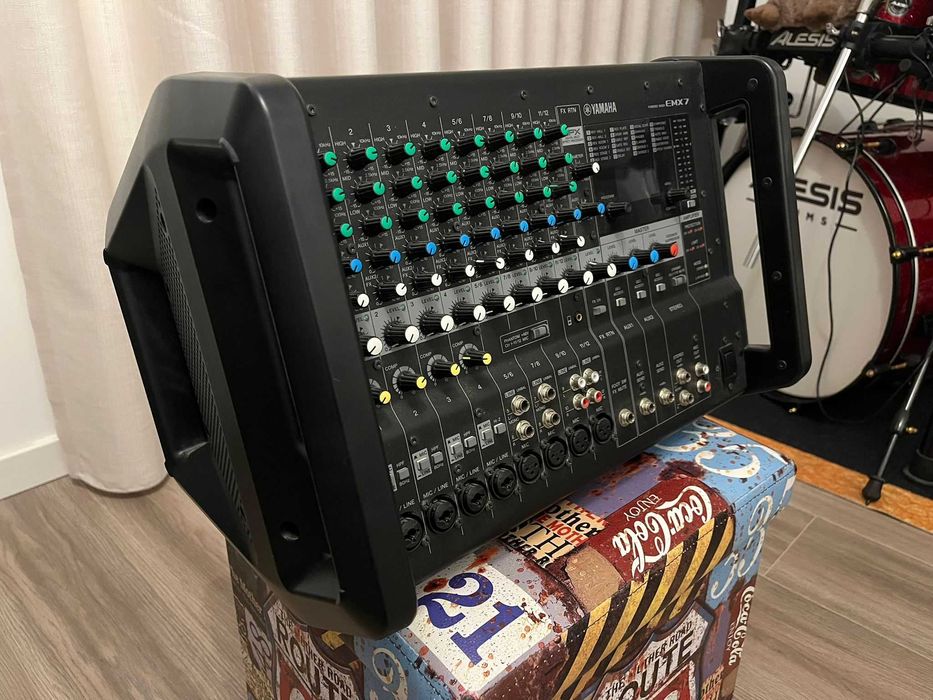 Mesa de som analógica Yamaha EMX7