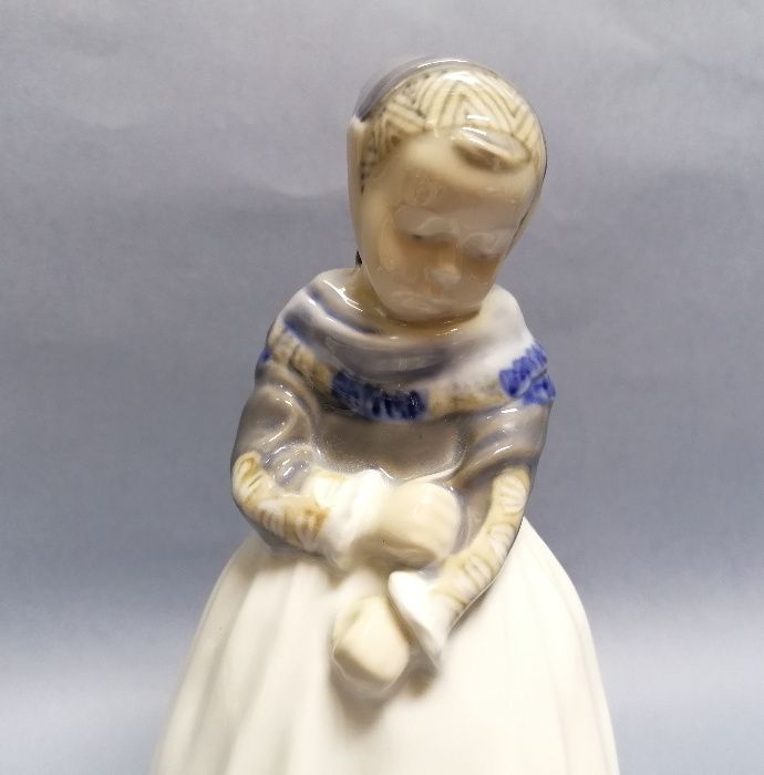 Dziewczynka, figurka Royal Copenhagen proj. Lotte Benter, 1961 r.