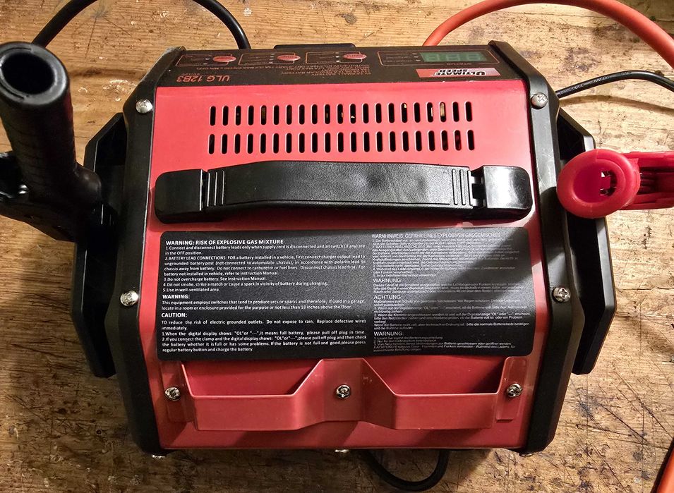 Prostownik do ładowania akumulatorów 6/12V z funkcją rozruchu