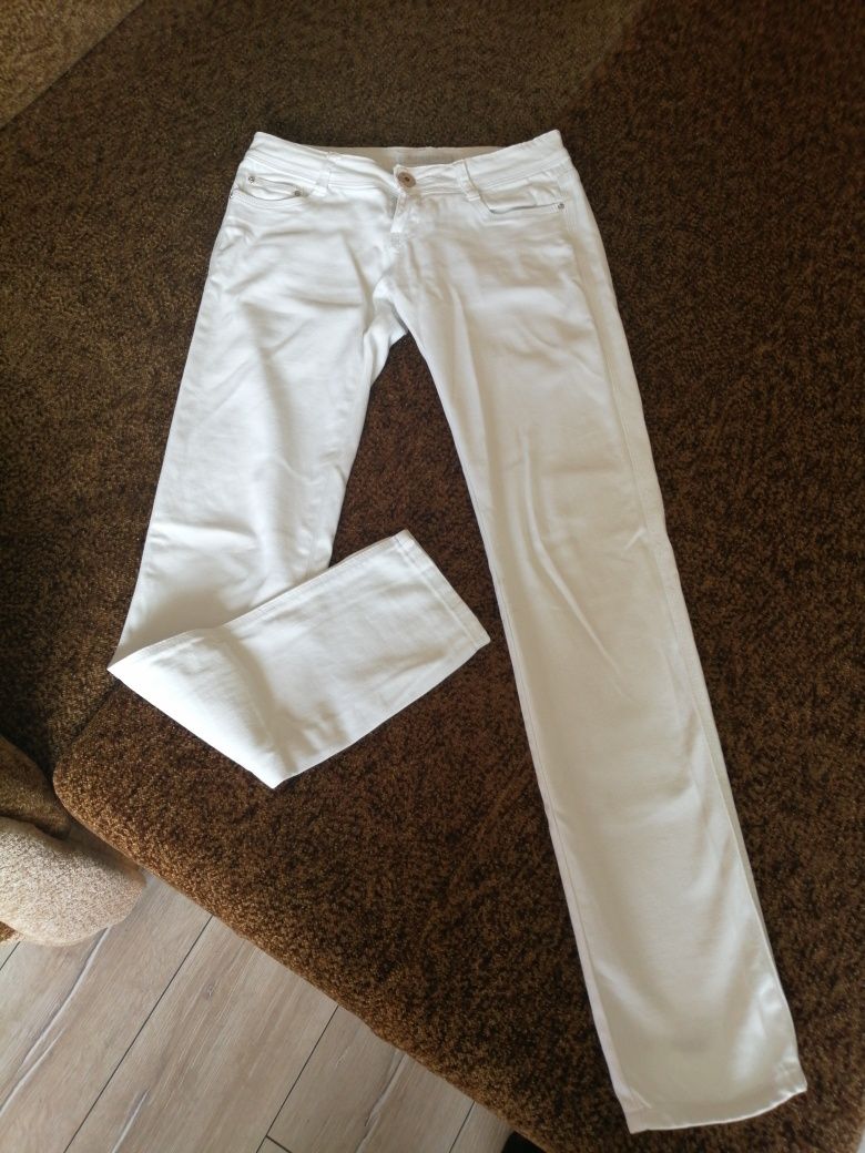 Białe spodnie biodrówki