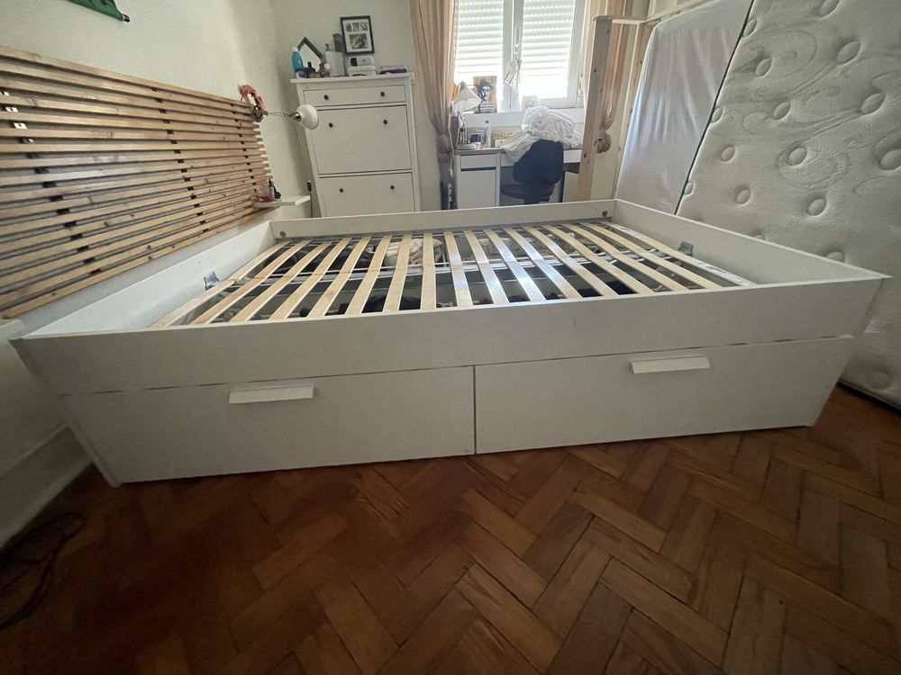 Cama de casal com arrumação + estrado