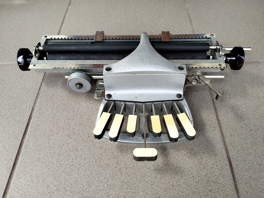 Пишущая машинка для печати по Брайлю