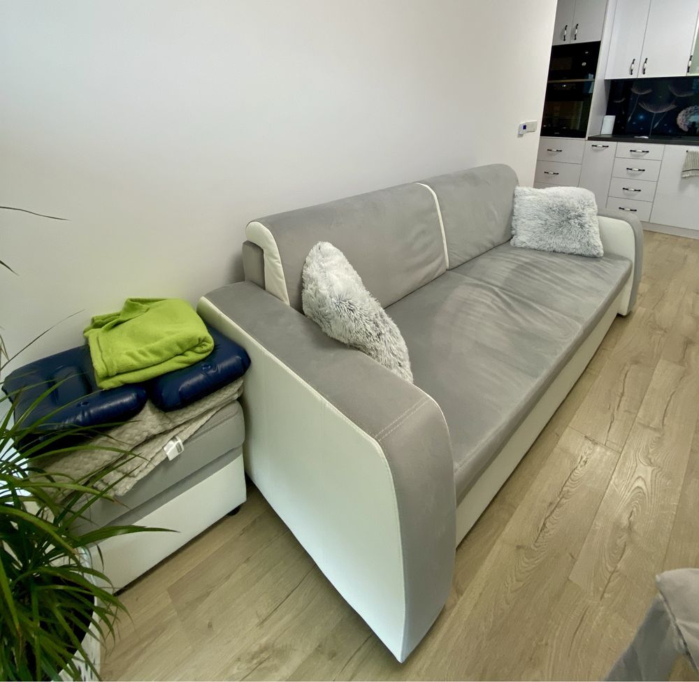 Sofa wypoczynkowa rozkladana + dwie pufy otwierane
