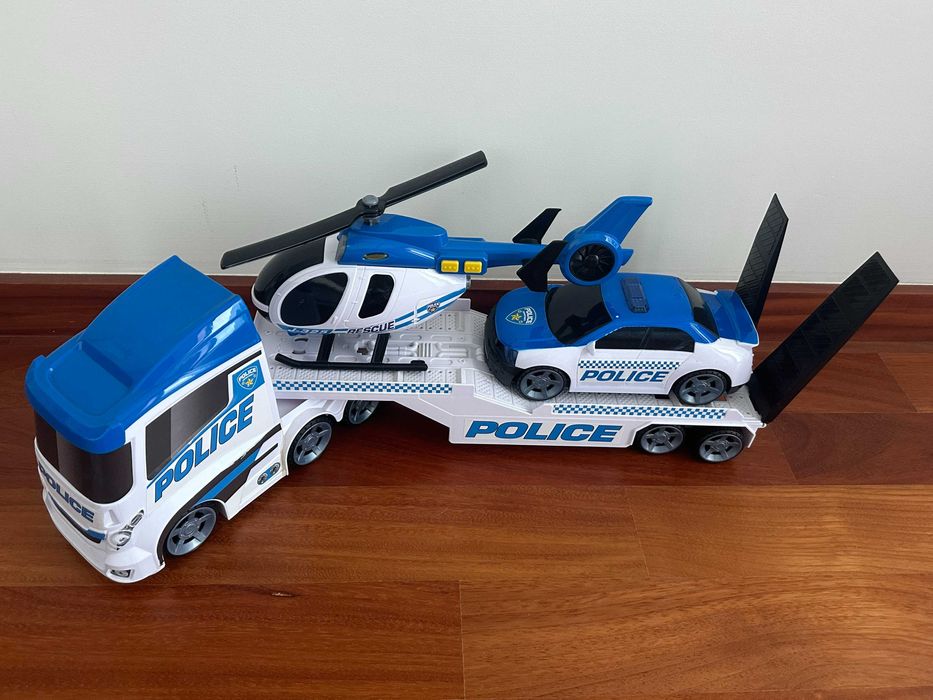 Camião de transporte da polícia com helicóptero e carro