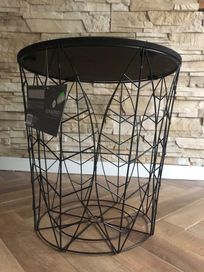 Loftowy stolik z drewnianym blatem
