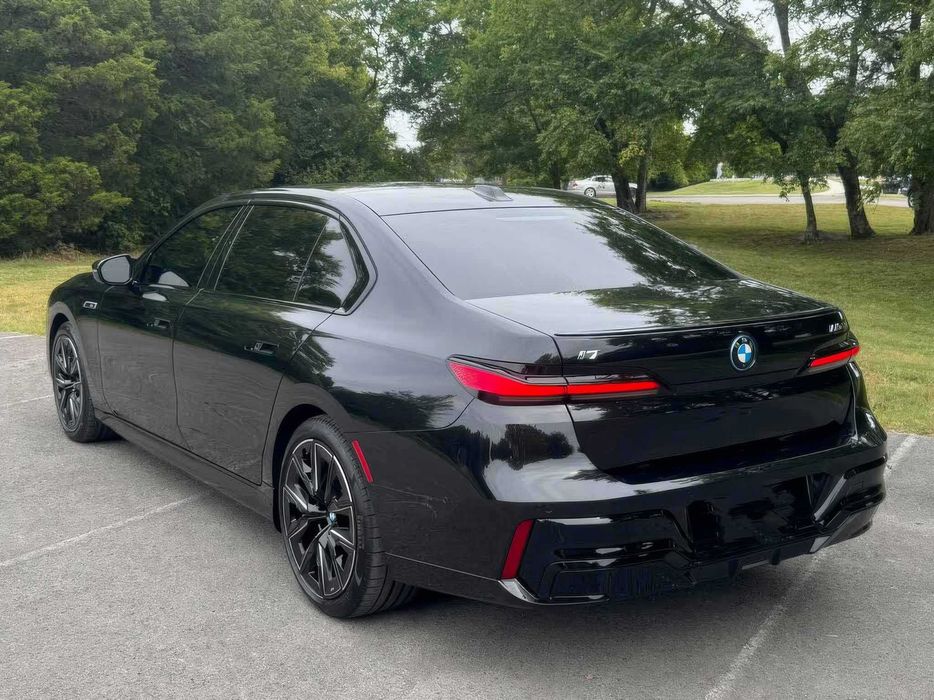 BMW i7 M70      2024