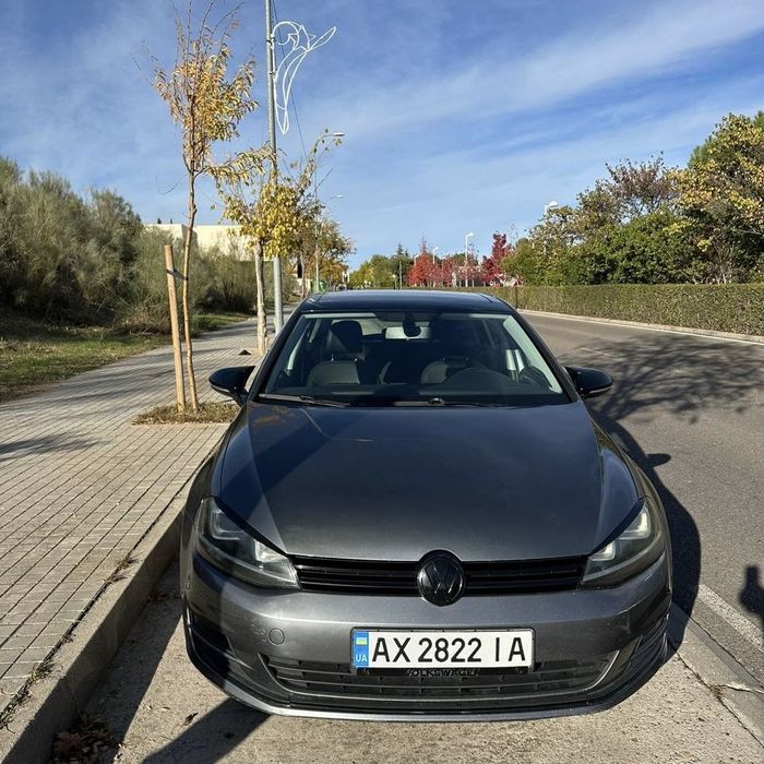 Volkswagen Golf 2015 року випуску (Америка) колір сірий.