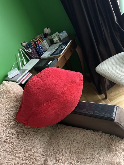 Мягенька подушка у вигляді губ