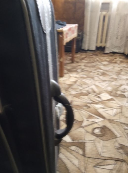 Продам чемодан на колесах