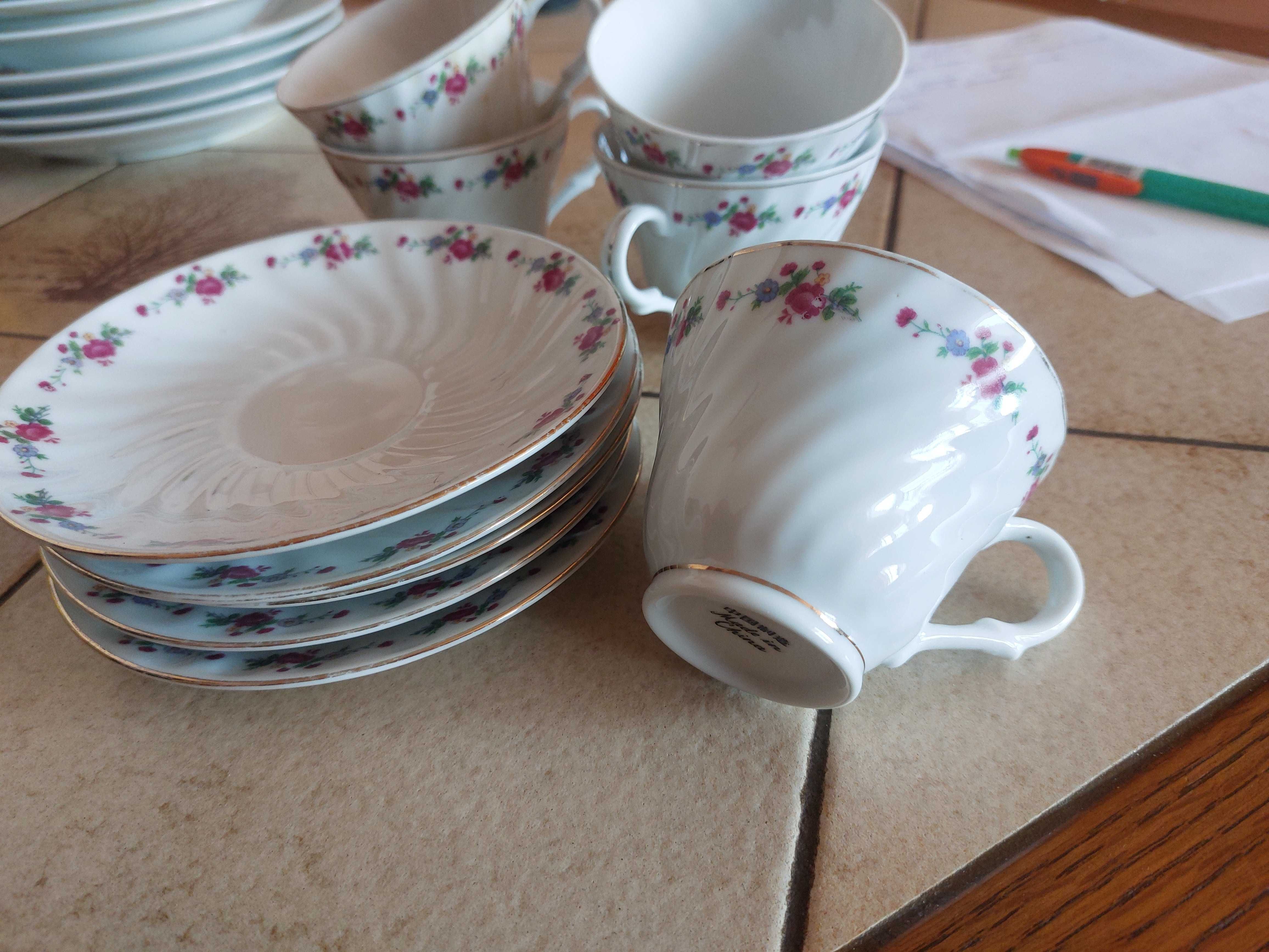 Zestaw chińskiej porcelany do kawy z kwiatami