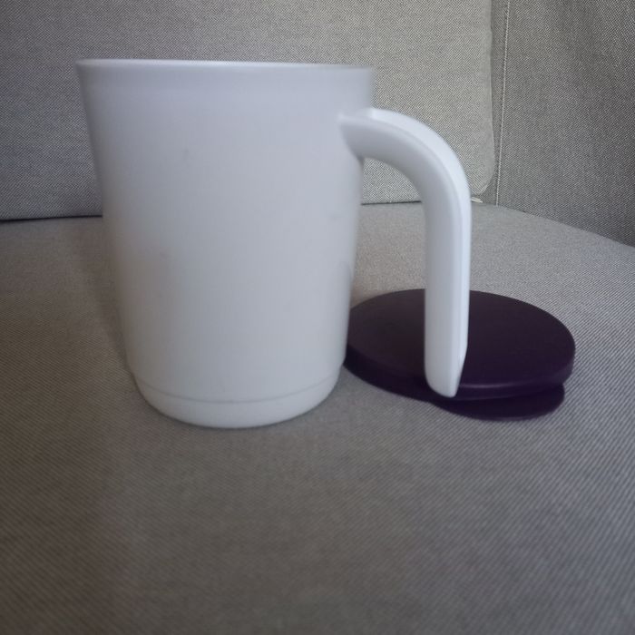 Tupperware kubek ze szczelną pokrywką 350 ml