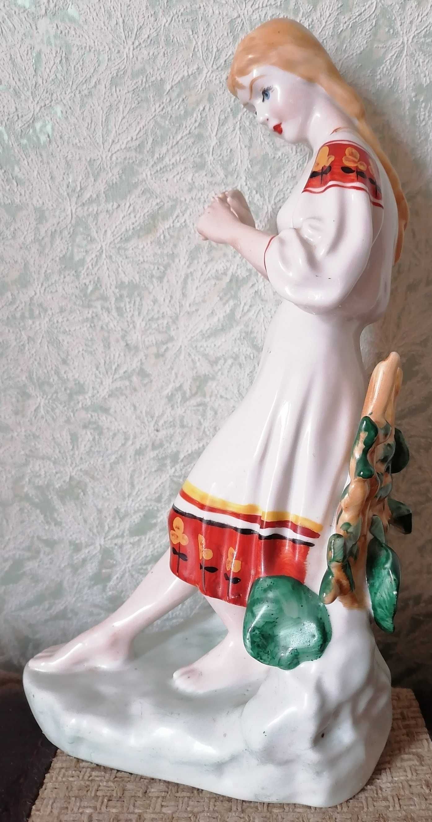 Порцелянова статуетка дівчини "Ворожіння на ромашці".