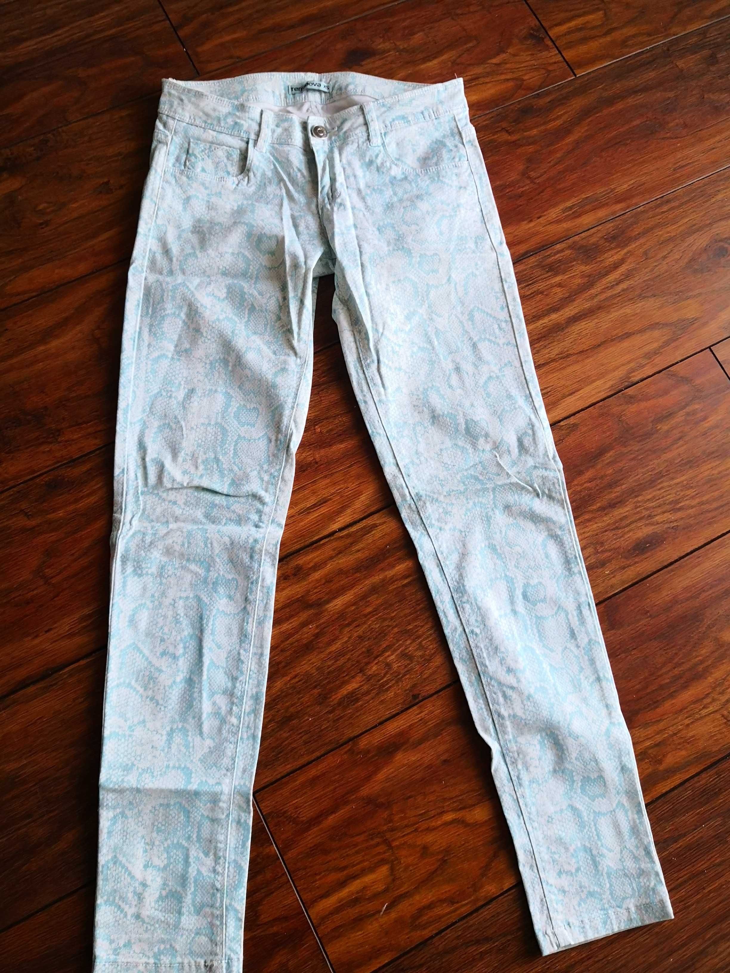 Spodnie jeans Terranova XS niebiesko białe
