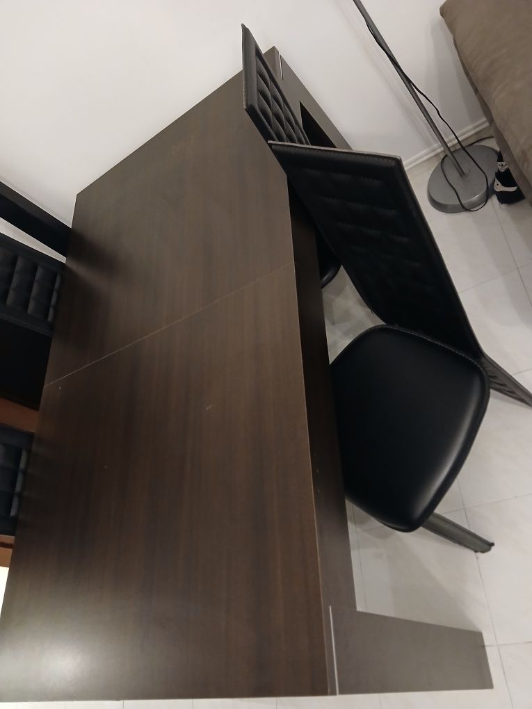 Móvel de sala, aparador e mesa com cadeiras