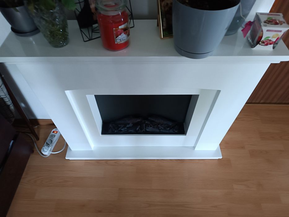 Kominek elektryczny z funkcją GRZEWCZĄ