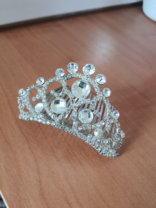 Діадема. Прикраса на волосся