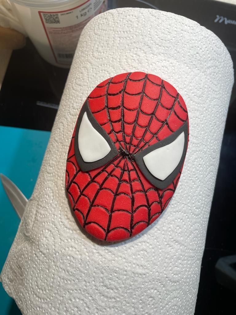 Maska Spiderman z masy cukrowej ozdoby na tort