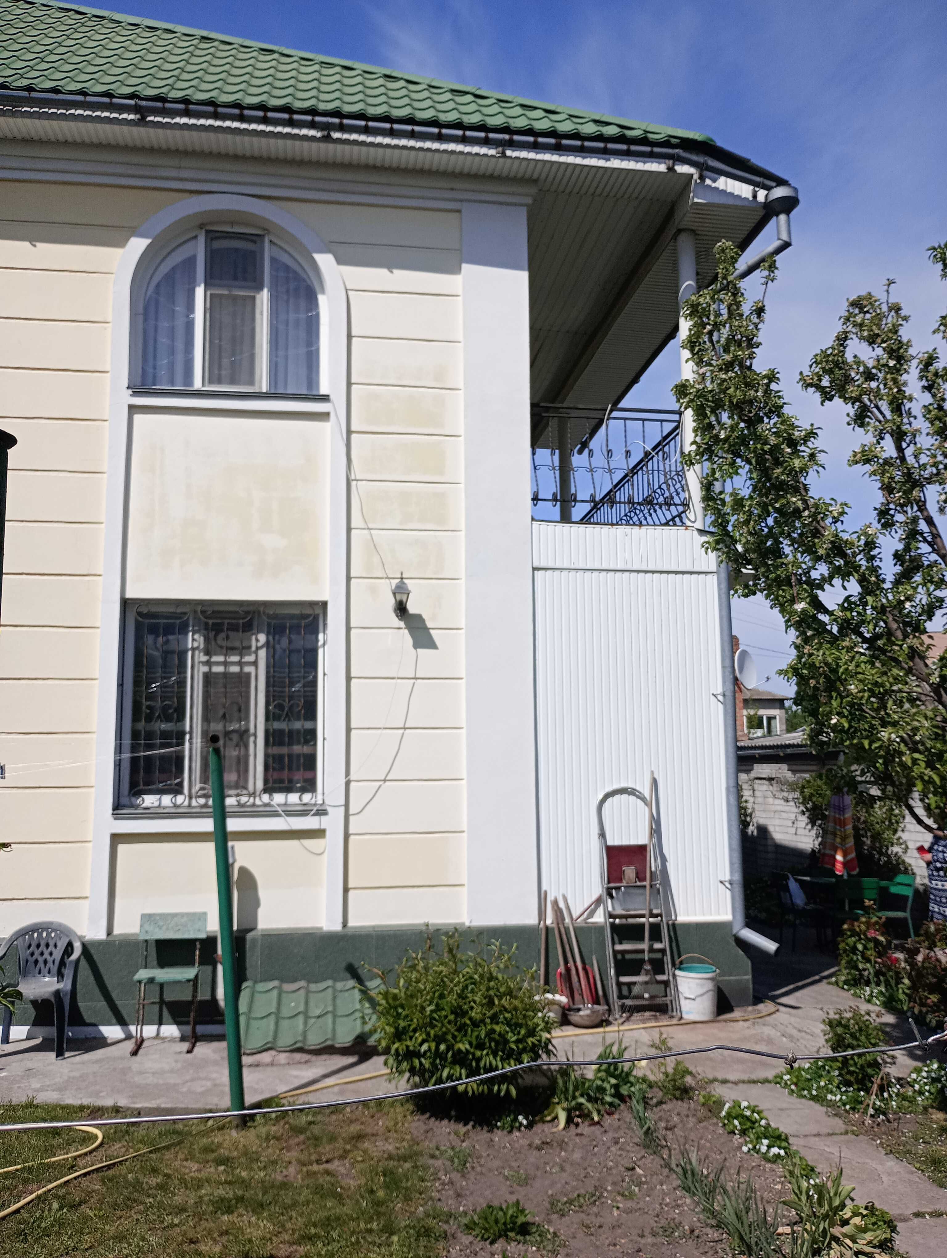 Гарний, великий будинок в центрі міста