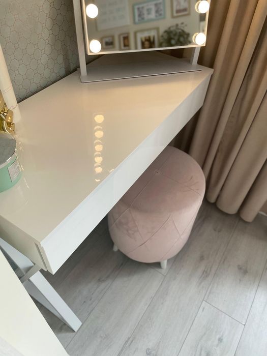 Toaletka do makijażu piękna, biała - stalowe nogi