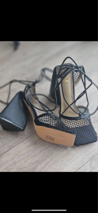 Жіночі босоніжки на каблуку