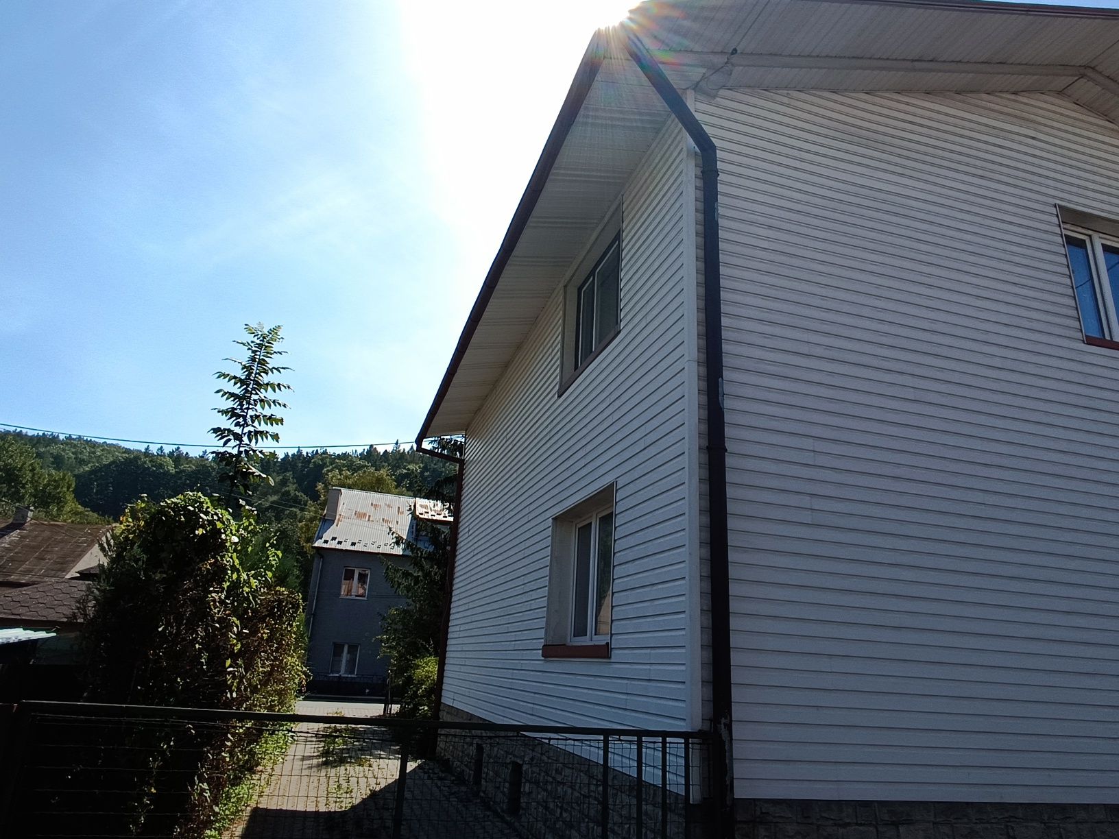 Siding panel zewnętrzny elewacyjny budynku bialy