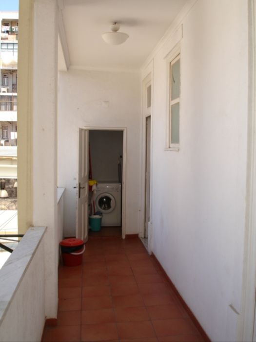 Quartos em apartamento de estudantes - frente metro anjos