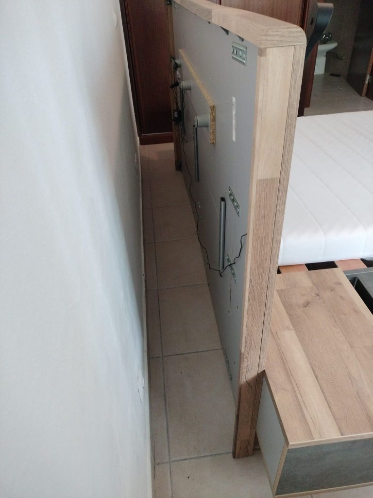 Cama de Casal com Estrado e Cabeceira Estofada