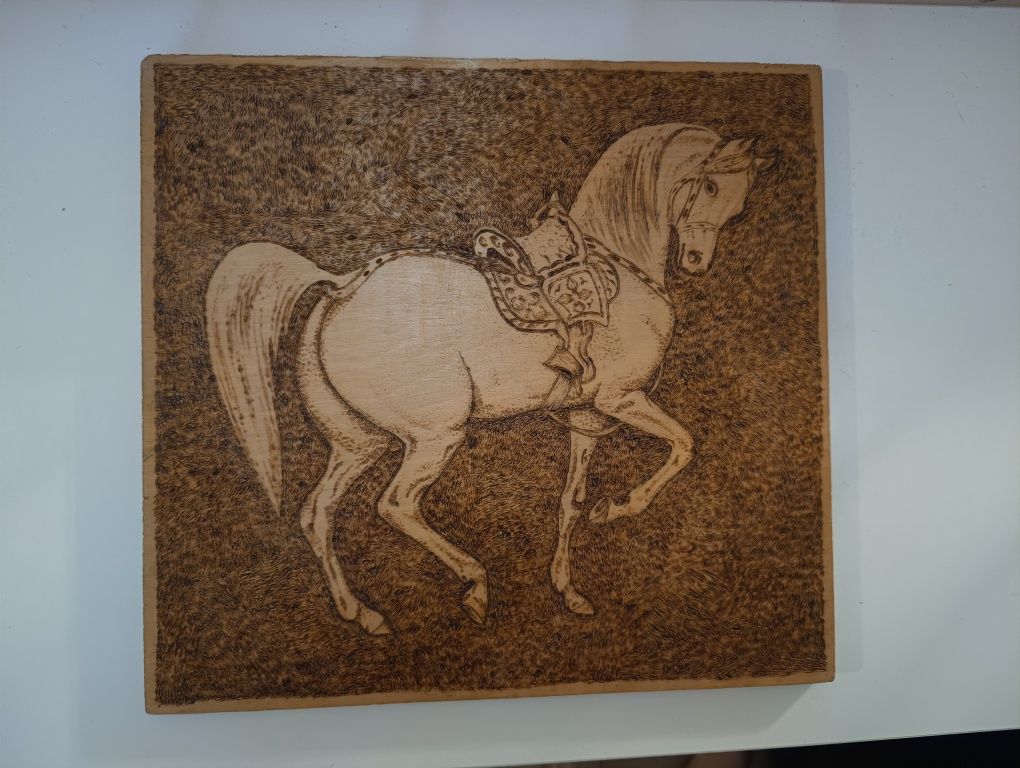 Obraz konia wypalanego w drewnie