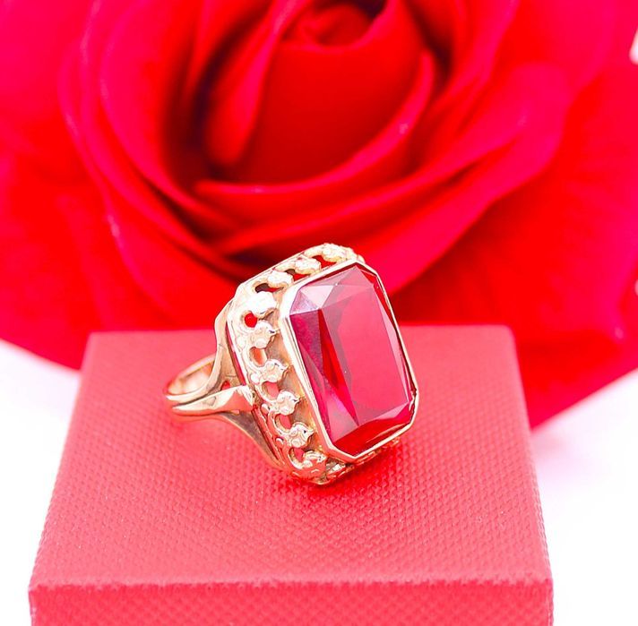 Złoty pierścionek p.585/10,80g z czerwonym kamieniem